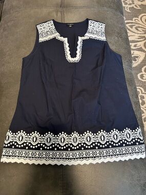 Talbots Navy sleeveless Navy cotton top with White Embroidered Trim size sP